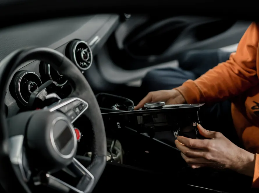 sécurité véhicule : Homme qui démonte les composants d'une voiture