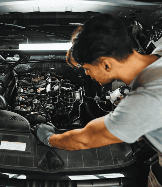 sécurité véhicule : Homme devant un moteur