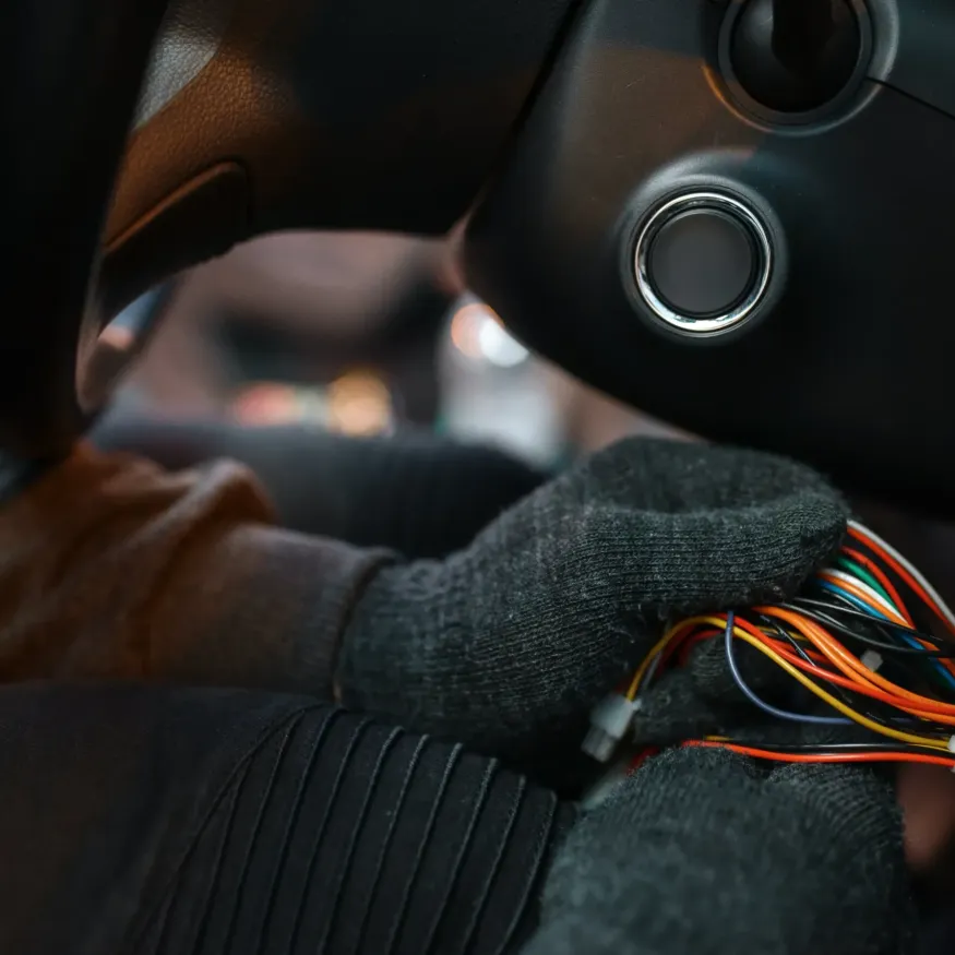 sécurité véhicule : Homme touchant les fils d'un véhicule