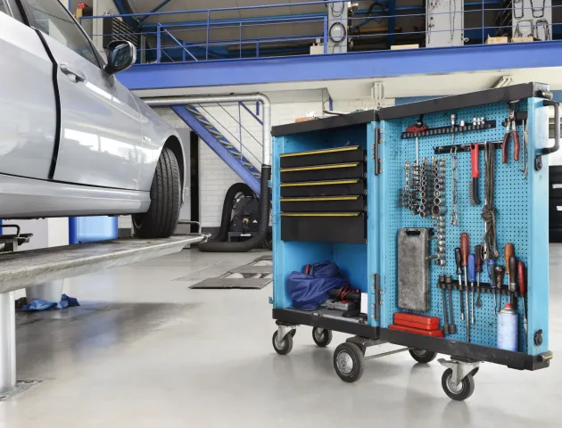 sécurité véhicule : Un atelier de garage automobile
